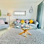 Apartment Angies Marina Apartment, Includes 2 Free Passes For The Marina Pool Lagos